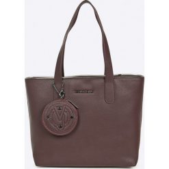 Versace Jeans - Torebka. Fioletowe torby na ramię Versace Jeans, bez wzorów, z jeansu, casualowe, do ręki, duże, bez dodatków. W wyprzedaży za 539.90 zł.