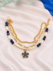L'Atelier de Gaia Pozłacana bransoletka z lapis lazuli i cyrkoniami na kostkę rozmiar: onesize. Białe bransoletki L'Atelier de Gaia, z cyrkonią, pozłacane. Za 38.95 zł.