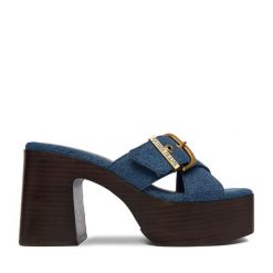 Klapki Guess Jeans. Niebieskie klapki Guess Jeans, z aplikacjami, z jeansu, bez obcasa. Za 329.99 zł.