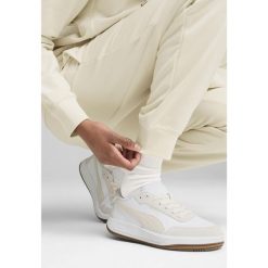 Damskie wygodne spodnie dresowe PUMA CLASS PUMA Alpine Snow White. Białe spodnie dresowe Puma, xl, bez wzorów, z dresówki, na fitness i siłownię. W wyprzedaży za 124.00 zł.