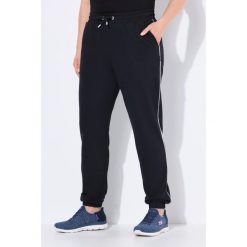 Damskie Spodnie dresowe lamówka z boku elastyczny ściągacz elastyczny dół. Czarne spodnie dresowe Ulla Popken, plus size, bez wzorów, z bawełny. Za 195.99 zł.
