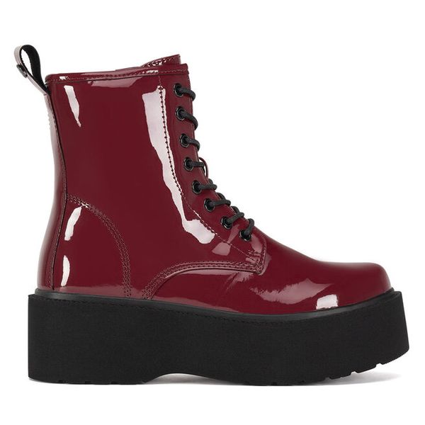 Trzewiki DeeZee. Czerwone botki DeeZee, bez wzorów, bez obcasa, na płaskiej podeszwie, bez zapięcia. Za 199.99 zł.