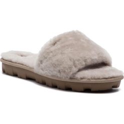 Kapcie UGG - W Cozette 1100892 W/Oys. Obuwie domowe marki UGG. W wyprzedaży za 279.00 zł.