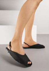 Czarne Sandały Ozdobione Plecionką i Aplikacjai Hellia. Czarne sandały Born2be, z aplikacjami, z jeansu, casualowe, bez obcasa, na płaskiej podeszwie, bez zapięcia. Za 99.99 zł.