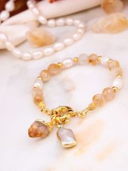 L'Atelier de Gaia Pozłacana bransoletka z cytrynem i perłami rozmiar: onesize. Białe bransoletki L'Atelier de Gaia, z cytrynem, pozłacane. Za 74.95 zł.