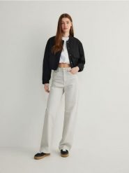 Jeansy wide leg - kremowy. Białe jeansy Reserved, bez wzorów. W wyprzedaży za 39.99 zł.