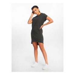 Damska sukienka t-shirtowa Urban Classics Agung. Szare sukienki Urban Classics, na co dzień, s, bez wzorów, sportowe, bez kołnierzyka, bez ramiączek, sportowe. Za 175.50 zł.