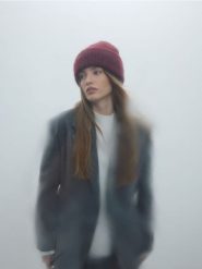 Czapka beanie z domieszką wełny - bordowy. Czerwone czapki Reserved, bez wzorów, z wełny. W wyprzedaży za 49.99 zł.