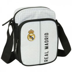 Real Madryt saszetka na ramię biały. Białe torby na ramię REAL MADRID, bez wzorów, z materiału, na ramię, bez dodatków. Za 99.00 zł.