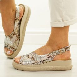 Złote skórzane sandały damskie na platformie Filippo Ds7581/26. Żółte sandały Filippo, bez wzorów, z materiału, boho, bez obcasa, na platformie, bez zapięcia. Za 229.00 zł.