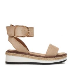 Sandały DeeZee. Brązowe sandały DeeZee, bez wzorów, bez obcasa, na płaskiej podeszwie, bez zapięcia. Za 119.99 zł.