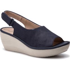 Sandały CLARKS - Reedly Shaina 261407064 Navy Nubuck. Niebieskie sandały Clarks, bez wzorów, z materiału, bez obcasa, na obcasie, bez zapięcia. W wyprzedaży za 239.00 zł.