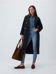 Jeansy high waist - niebieski. Niebieskie jeansy Reserved, bez wzorów, z podwyższonym stanem. W wyprzedaży za 79.99 zł.