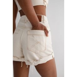 Szorty jeansowe z wysokim stanem w kolorze jasnobeżowym - VANITY BEIGE DENIM. Brązowe szorty Marsala, bez wzorów, z denimu, casualowe, z podwyższonym stanem. Za 299.90 zł.