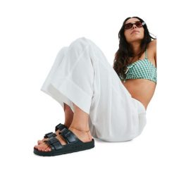 Klapki damskie KATTIE. Czarne klapki Roxy, bez wzorów, z syntetyku, bez obcasa. Za 149.99 zł.