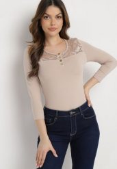 Beżowa Bawełniana Bluzka z Ozdobnymi Napami i Wstawką z Koronki Betolia. Brązowe bluzki Born2be, uniwersalny, bez wzorów, z bawełny, eleganckie, bez kołnierzyka, bez ramiączek. W wyprzedaży za 63.99 zł.