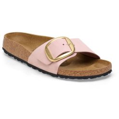 Sandały BIRKENSTOCK Madrid Big Buckle Nubukowa skóra. Brązowe sandały Birkenstock, bez wzorów, z nubiku, eleganckie, bez obcasa, bez zapięcia. Za 577.55 zł.