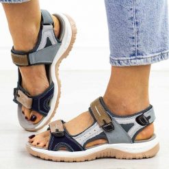 Granatowe 1 skórzane sandały damskie T.Sokolski 665. Niebieskie obuwie sportowe Sokolski, bez wzorów, z jeansu, klasyczne, bez obcasa, na płaskiej podeszwie, bez zapięcia. Za 199.00 zł.