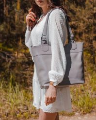 Torebka skórzana damska DAN-A T195B szara. Szare torebki klasyczne DAN-A, bez wzorów, ze skóry, bez dodatków. Za 399.99 zł.