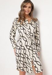 Jasnobeżowa Sukienka w Geometryczny Wzór z Satynowego Materiału z Metalicznym Łańcuszkiem Nastar. Brązowe sukienki Born2be, m, z aplikacjami, z satyny, eleganckie, bez kołnierzyka, bez ramiączek, midi. Za 139.99 zł.