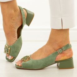 Zielone skórzane sandały damskie DiA 3127. Zielone sandały DiA, z aplikacjami, ze skóry, eleganckie, bez obcasa, na obcasie, bez zapięcia. Za 439.00 zł.