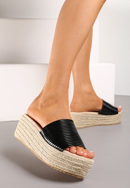 Czarne Klapki na Platformie z Koturnem z Plecionki z Cholewką w Paski Rilindra. Czarne klapki Born2be, bez wzorów, bez obcasa, na koturnie. Za 109.99 zł.