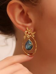 L'Atelier de Gaia Pozłacane kolczyki-wkrętki z labradorytem rozmiar: onesize. Szare kolczyki L'Atelier de Gaia, z labradorytem, pozłacane. Za 43.99 zł.