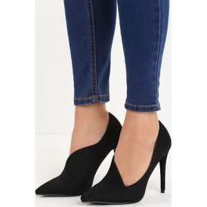 Czarne Szpilki Asymmetric. Czarne szpilki Born2be, bez wzorów, ze skóry, ze szpiczastym noskiem, bez obcasa, na szpilce, bez zapięcia. Za 69.99 zł.