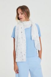 Szal z nadrukiem biały. Białe szaliki MOODO, bez wzorów, z poliesteru. Za 39.99 zł.