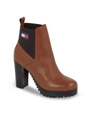 Tommy Jeans Botki Tjw New Ess High Heel Boot EN0EN02439 Brązowy. Brązowe botki Tommy Jeans, bez wzorów, z jeansu, bez obcasa, na słupku, bez zapięcia. Za 749.99 zł.