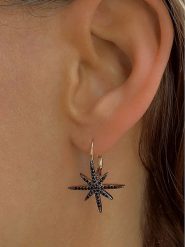 Les Favorites Pozłacane kolczyki-kreole z cyrkoniami rozmiar: onesize. Czerwone kolczyki Les Favorites, z cyrkonią, pozłacane. Za 121.99 zł.