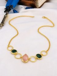 Pierres de Jade Pozłacany naszyjnik z elementami ozdobnymi - dł. 45 cm rozmiar: onesize. Różowe naszyjniki Pierres de Jade, z kwarcem, pozłacane. Za 119.40 zł.