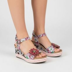 Sandały damskie Laura Vita, ze skóry naturalnej i podwyższona podeszwa na koturnie z plecionym wykończeniem, różowe, Facyo 75 AC1198-75 Lilas. Czerwone sandały Laura Vita, bez wzorów, z jeansu, bez obcasa, na koturnie, bez zapięcia. Za 349.00 zł.