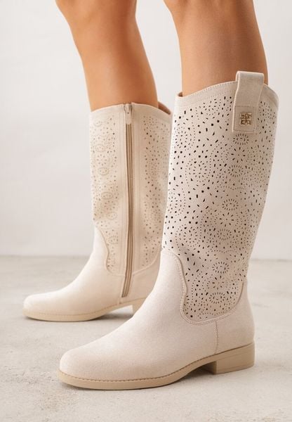Beżowe Botki Typu Kowbojki Ażurowe Ozdobione Metaliczną Aplikacją Iomosa. Brązowe botki Born2be, z aplikacjami, prążkowane, bez obcasa, na płaskiej podeszwie, bez zapięcia. Za 149.99 zł.