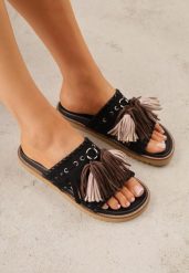 Czarne Płaskie Klapki Boho VICES z Imitacji Zamszu Zdobione Frędzlami Krili. Czarne klapki Born2be, z aplikacjami, z jeansu, bez obcasa, na płaskiej podeszwie. Za 119.99 zł.