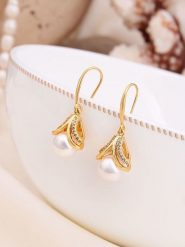 Pierres de Jade Pozłacane kolczyki z perłami i cyrkoniami rozmiar: onesize. Białe kolczyki Pierres de Jade, z cyrkonią, pozłacane, z zapięciem typu bigiel. Za 43.99 zł.