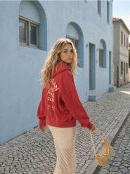 Bluza hoodie z nadrukiem wakacyjnym - czerwony. Czerwone bluzy Sinsay, l, bez wzorów, bez kaptura. Za 59.99 zł.