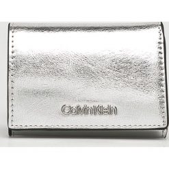 Calvin Klein - Portfel. Szare portfele Calvin Klein, bez wzorów, z materiału. W wyprzedaży za 139.90 zł.