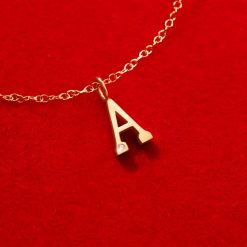 Naszyjnik z literką A ze złota próby 585 z diamentem. Żółte naszyjniki Lilou, z diamentem, złote. Za 1,466.00 zł.