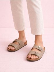 Klapki z ćwiekami i klamrami - beżowy. Brązowe klapki Sinsay, bez wzorów, bez obcasa. Za 49.99 zł.