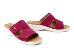 DR. BRINKMANN 700865-41 bordeaux, klapki damskie. Czerwone klapki Dr. Brinkmann, bez wzorów, ze skóry, bez obcasa. Za 309.90 zł.