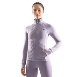 Damska lekka ocieplana kurtka treningowa Fitness Siroko Empower. Fioletowe kurtki sportowe SIROKO, na zimę, xs, bez wzorów, z materiału, bez kaptura, do biegania. W wyprzedaży za 190.00 zł.