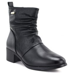 Botki damskie na klocku marszczona cholewka czarne eVento 26BT02-482. Czarne botki eVento, bez wzorów, ze skóry ekologicznej, bez obcasa, bez zapięcia. Za 149.99 zł.