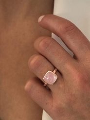 Les Petites Précieuses Pozłacany pierścionek z różowym kwarcem rozmiar: 56. Czerwone pierścionki Les Petites Précieuses, z kwarcem, pozłacane. Za 217.53 zł.