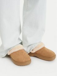 Crocs Klapki Classic Unfurgettable Suede Clog 212106 Beżowy. Brązowe klapki Crocs, bez wzorów, ze skóry, bez obcasa. Za 269.99 zł.