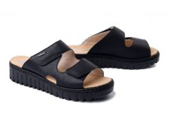 RIEKER V1392-00 black, klapki damskie. Czarne klapki Rieker, bez wzorów, bez obcasa, na koturnie. Za 299.90 zł.