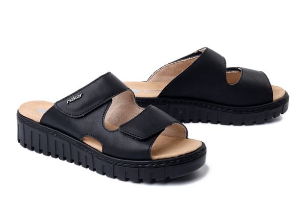 RIEKER V1392-00 black, klapki damskie. Czarne klapki Rieker, bez wzorów, bez obcasa, na koturnie. Za 209.93 zł.