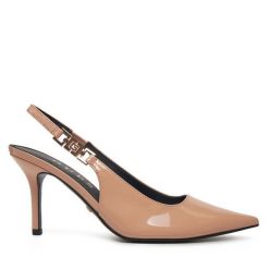 Sandały Guess. Brązowe sandały Guess, z aplikacjami, bez obcasa, na szpilce, bez zapięcia. Za 539.99 zł.