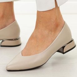 Beżowe czółenka damskie na obcasie Vinceza 62280. Brązowe czółenka VINCEZA, bez wzorów, ze skóry, bez obcasa, na obcasie, bez zapięcia. Za 169.00 zł.