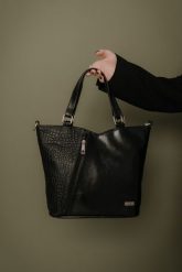 Shopperka skórzana SHE 705 czarny croco. Czarne shopper SHE, bez wzorów, ze skóry, bez dodatków. Za 379.99 zł.